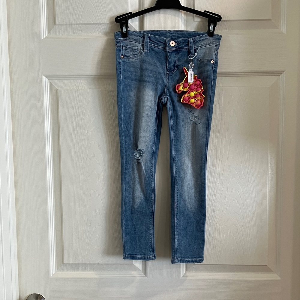 Girls Distressed Faded Denim Jeans With Removable Mini Pop Fidget Chain NWOT